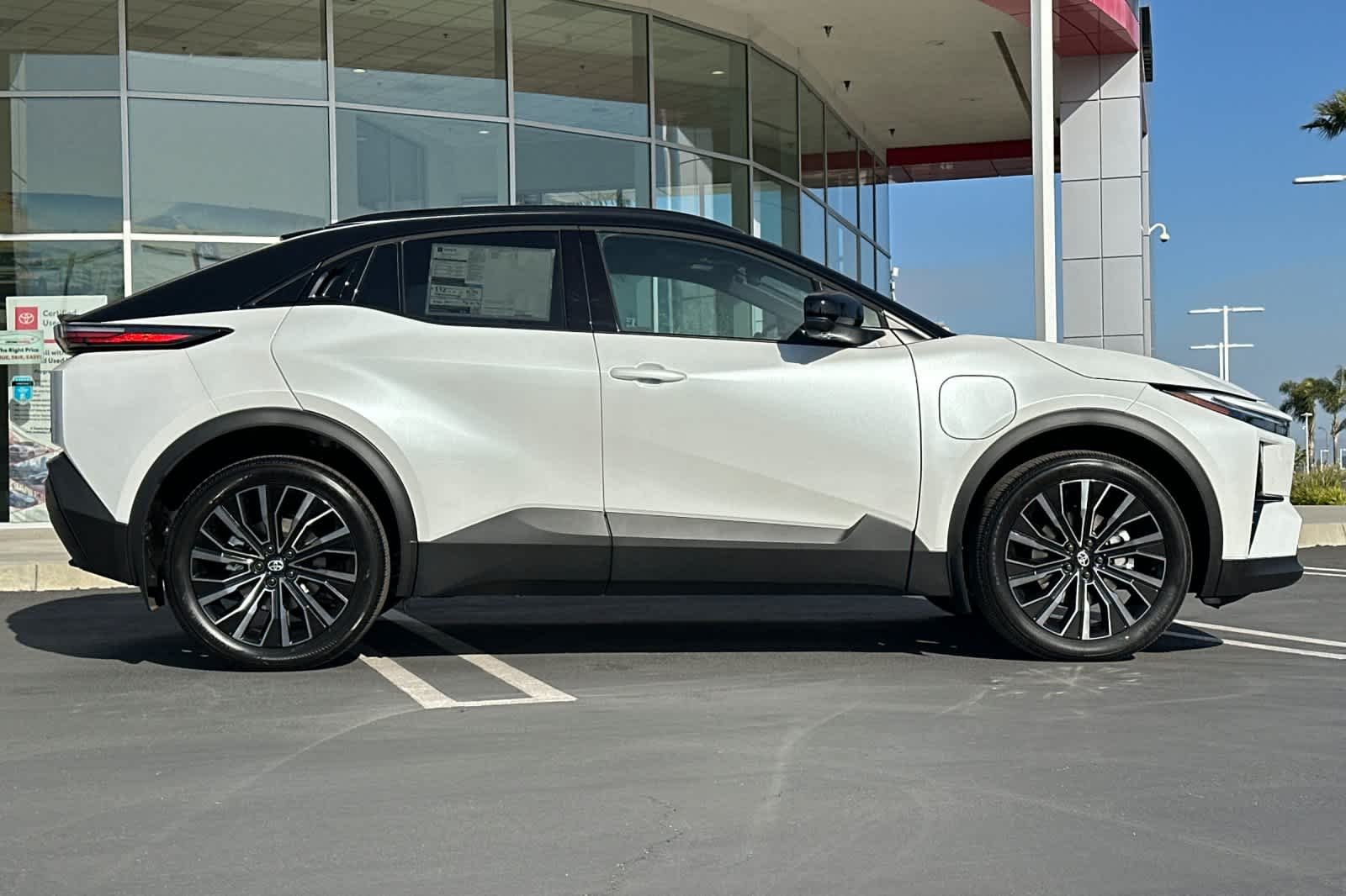 New 2026 Wind Chill Pearl with Midnight Black Metallic roof <sup>1</sup> Toyota  XSE image 3