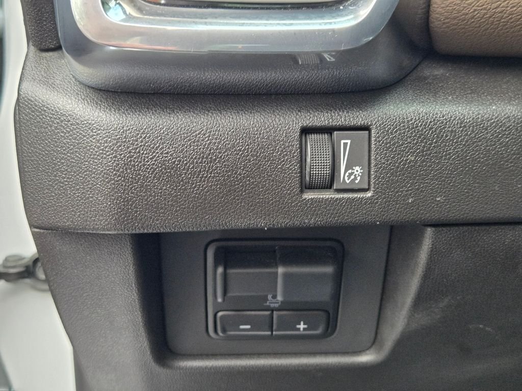Used 2024 White GMC Denali image 25