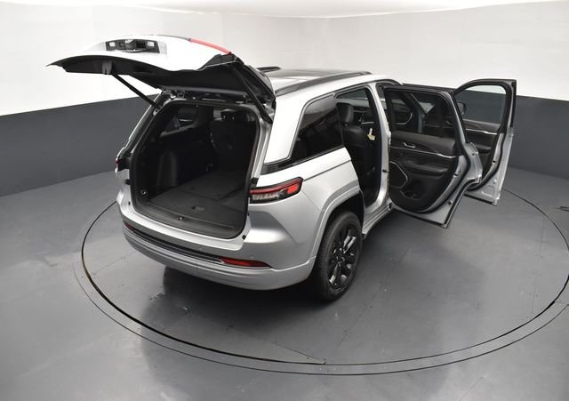 New 2026 Silver Zynith Exterior Paint Jeep Limited Reserve image 29