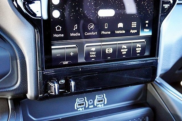 New 2026 Diamond Black Crystal Pearl-Coat Exterior Paint RAM Laramie image 36