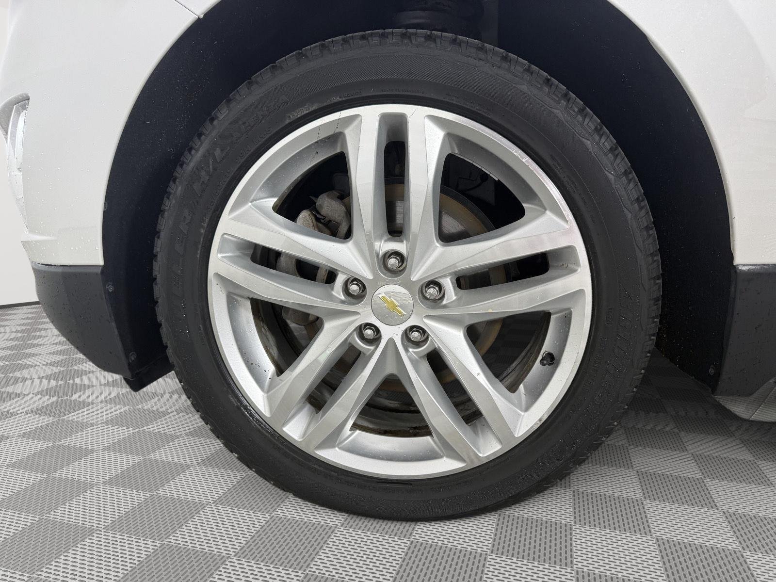 Used 2018 Iridescent Pearl Tricoat Chevrolet Premier image 22
