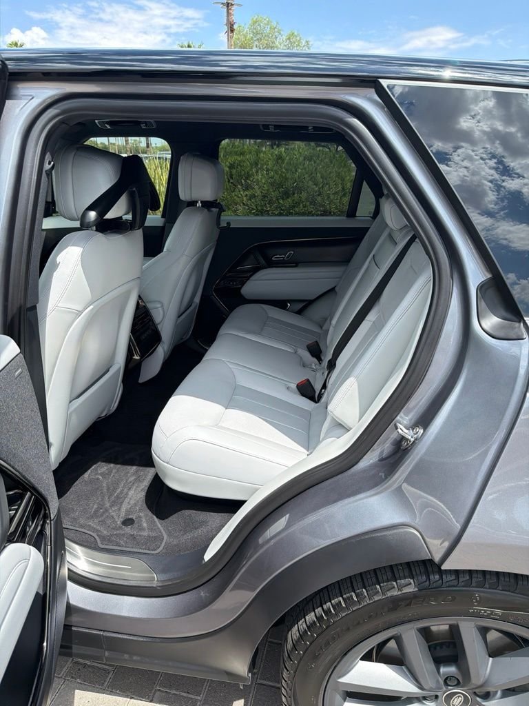 Used 2025  Land Rover SE image 6