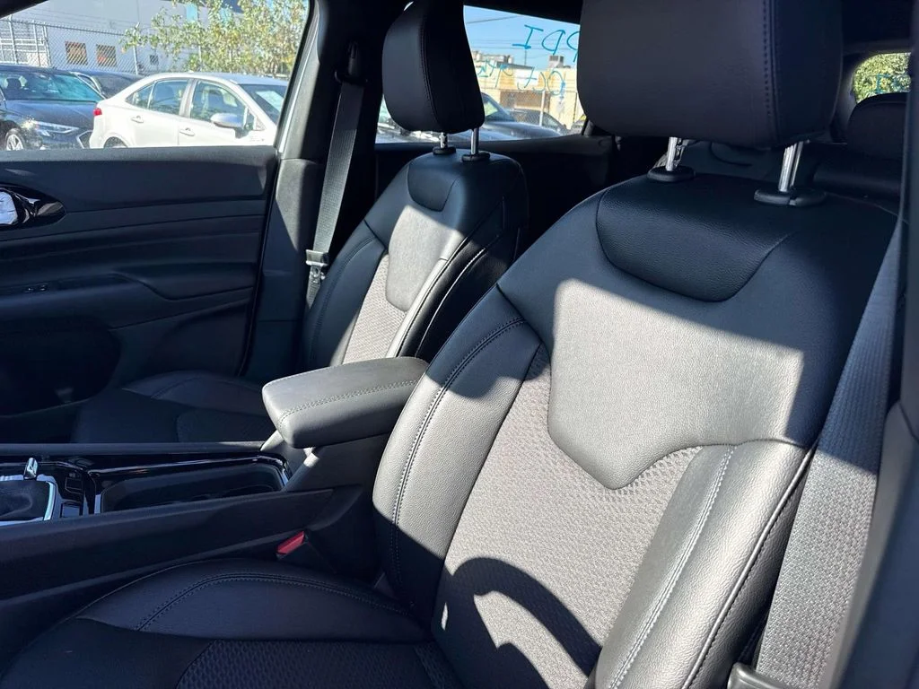 New 2026 White Jeep Latitude image 21