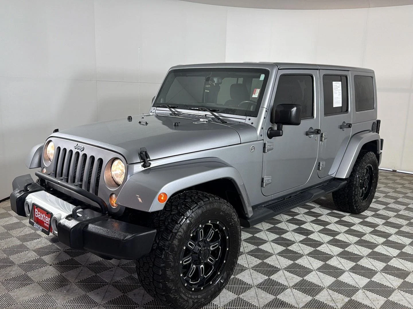 Used 2014  Jeep Sahara image 3