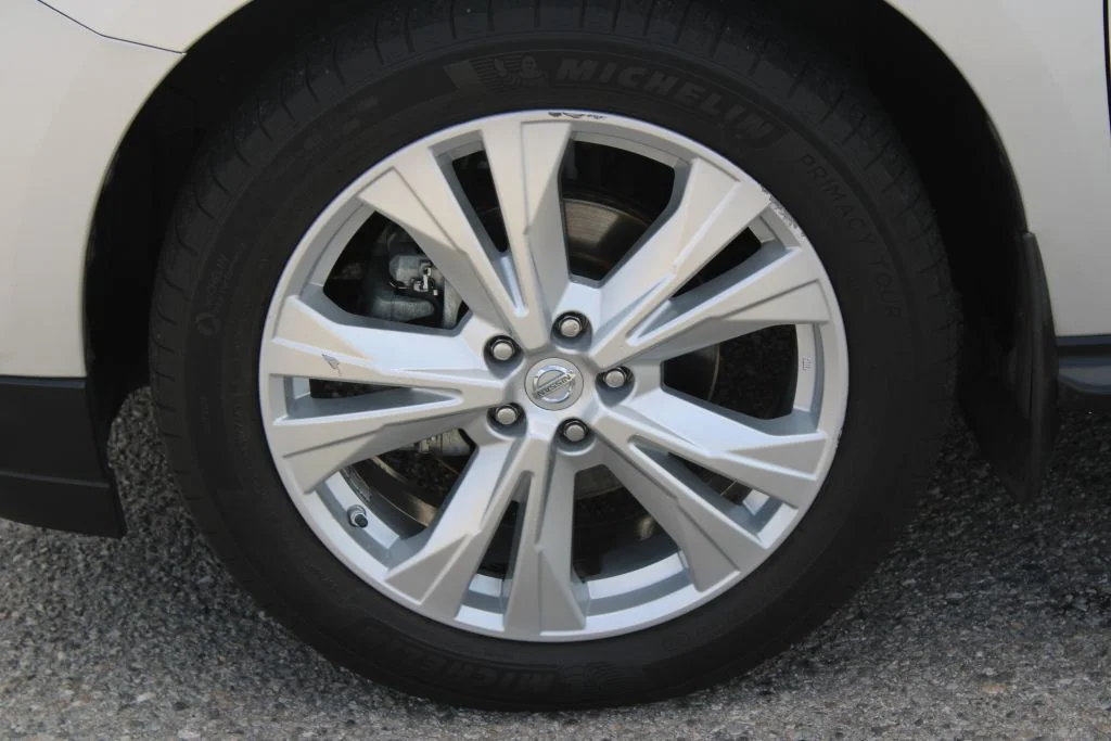 Used 2018 Silver Nissan SL image 8