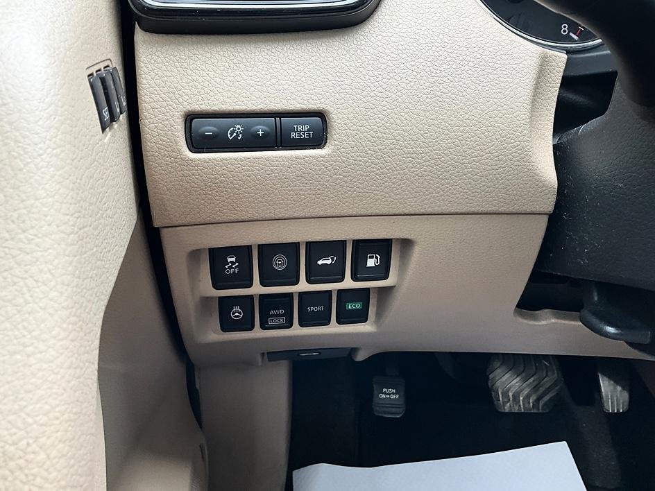 Used 2018 Green Nissan SL image 16