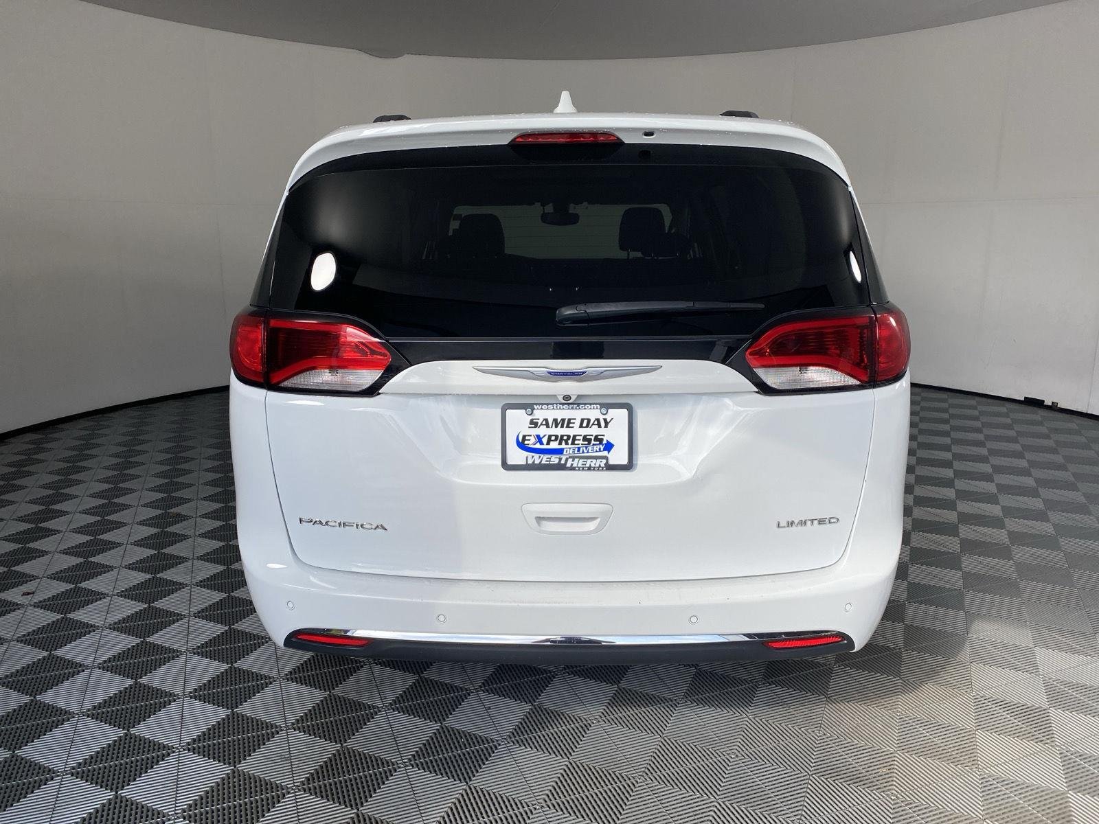 Used 2019 Bright White Clearcoat Chrysler Limited image 17
