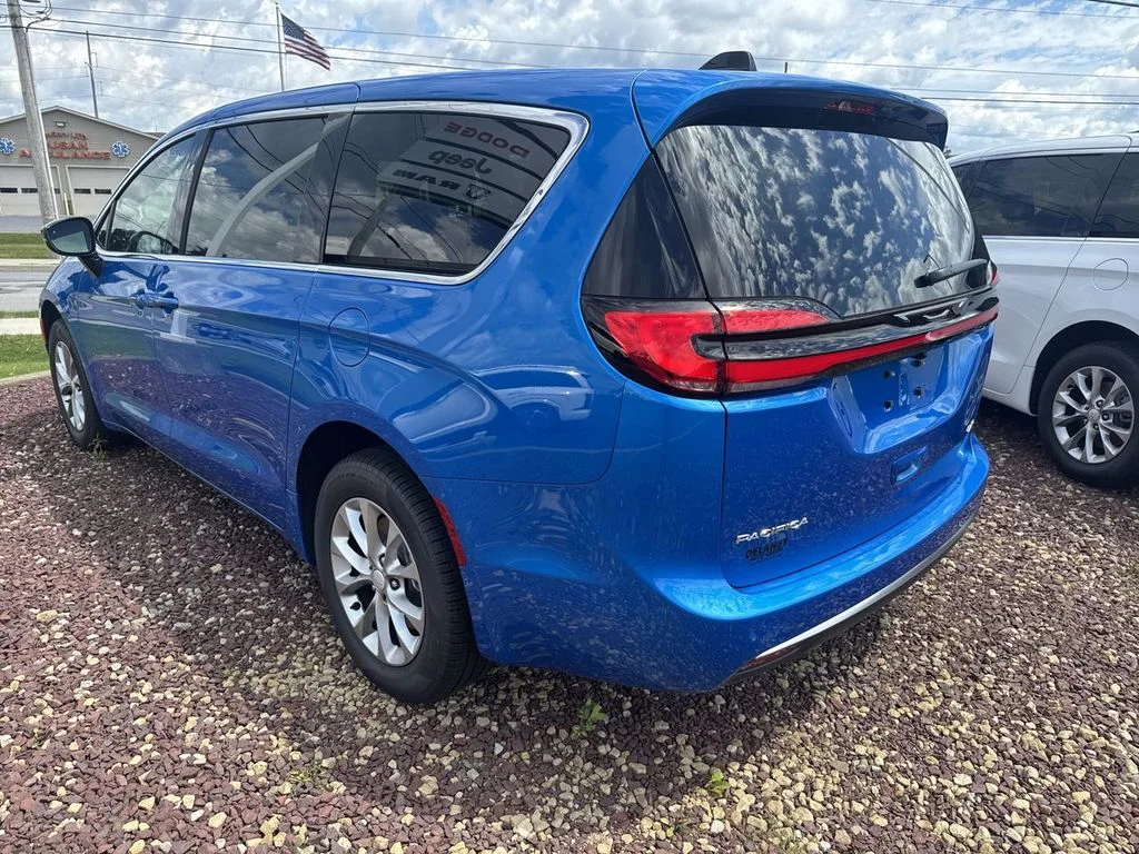 New 2027 Hydro Blue Pearl-Coat Exterior Paint Chrysler Select image 6
