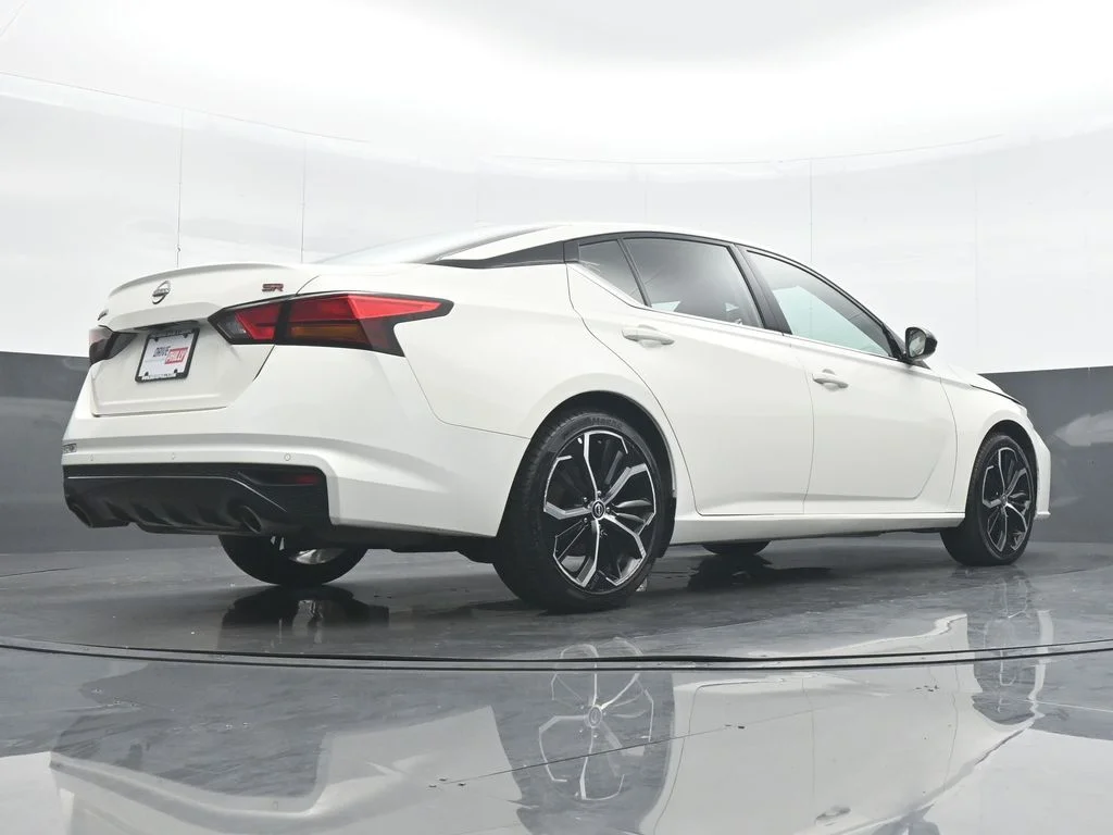 Used 2025 White Nissan 2.5 SR image 31
