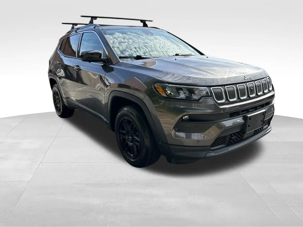 Used 2022 Gray Jeep Latitude image 8