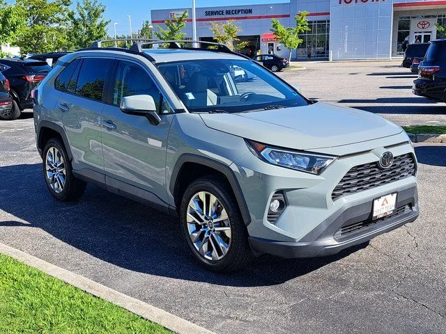 Certified Used 2020  Toyota XLE Premium image 5