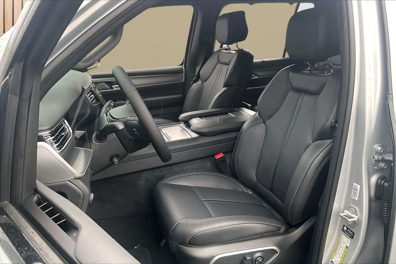 New 2026 Silver-Zynith Exterior Paint Jeep Limited Reserve image 21
