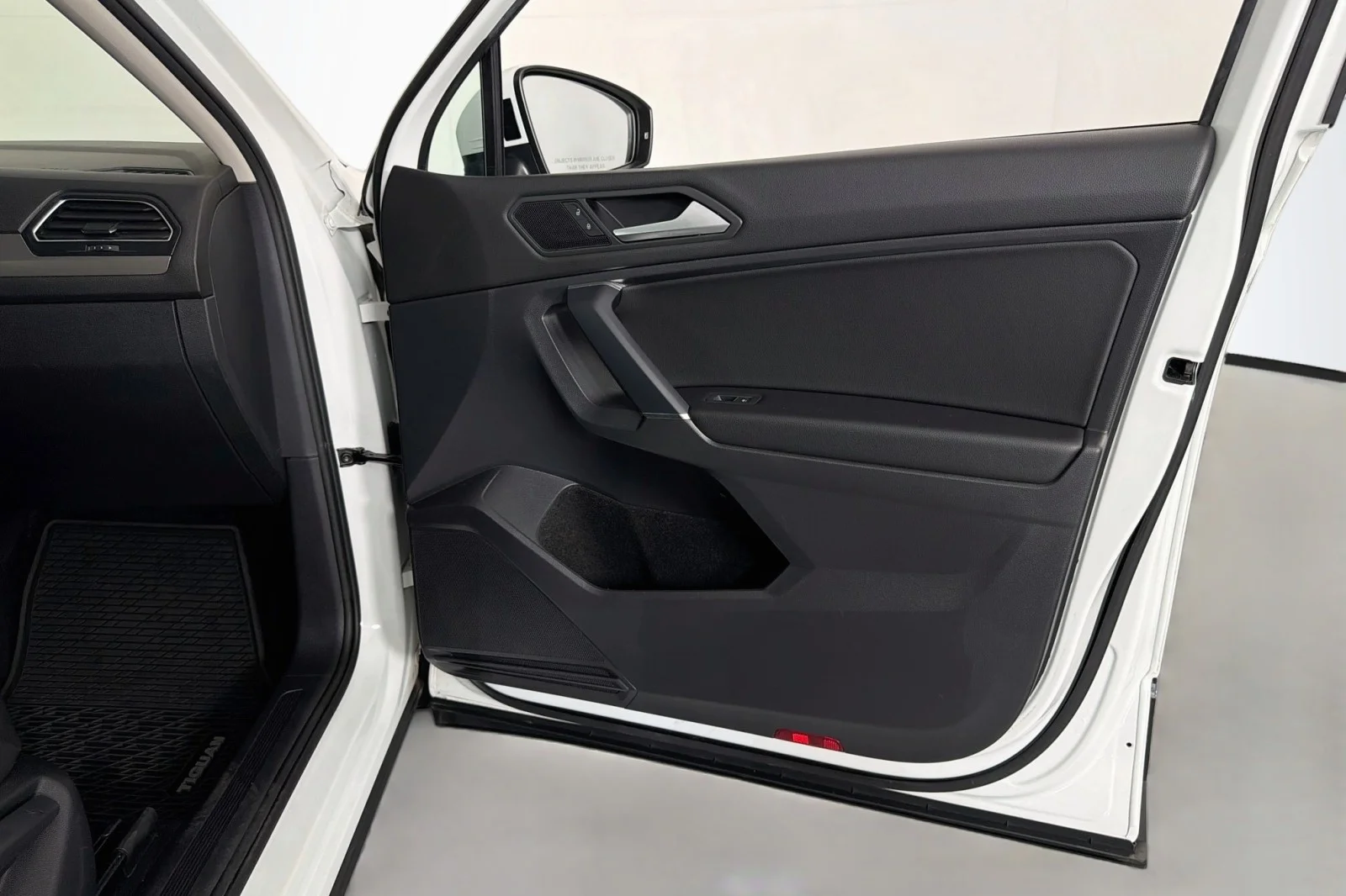 Used 2020 Pure White Volkswagen SEL image 25