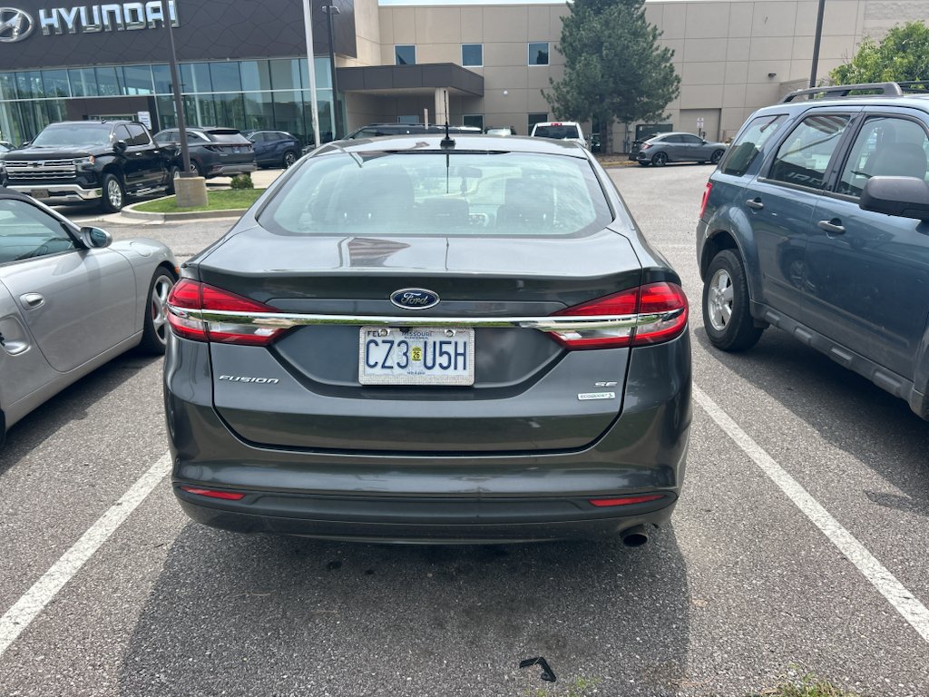 Used 2018 Magnetic Metallic Ford SE image 9