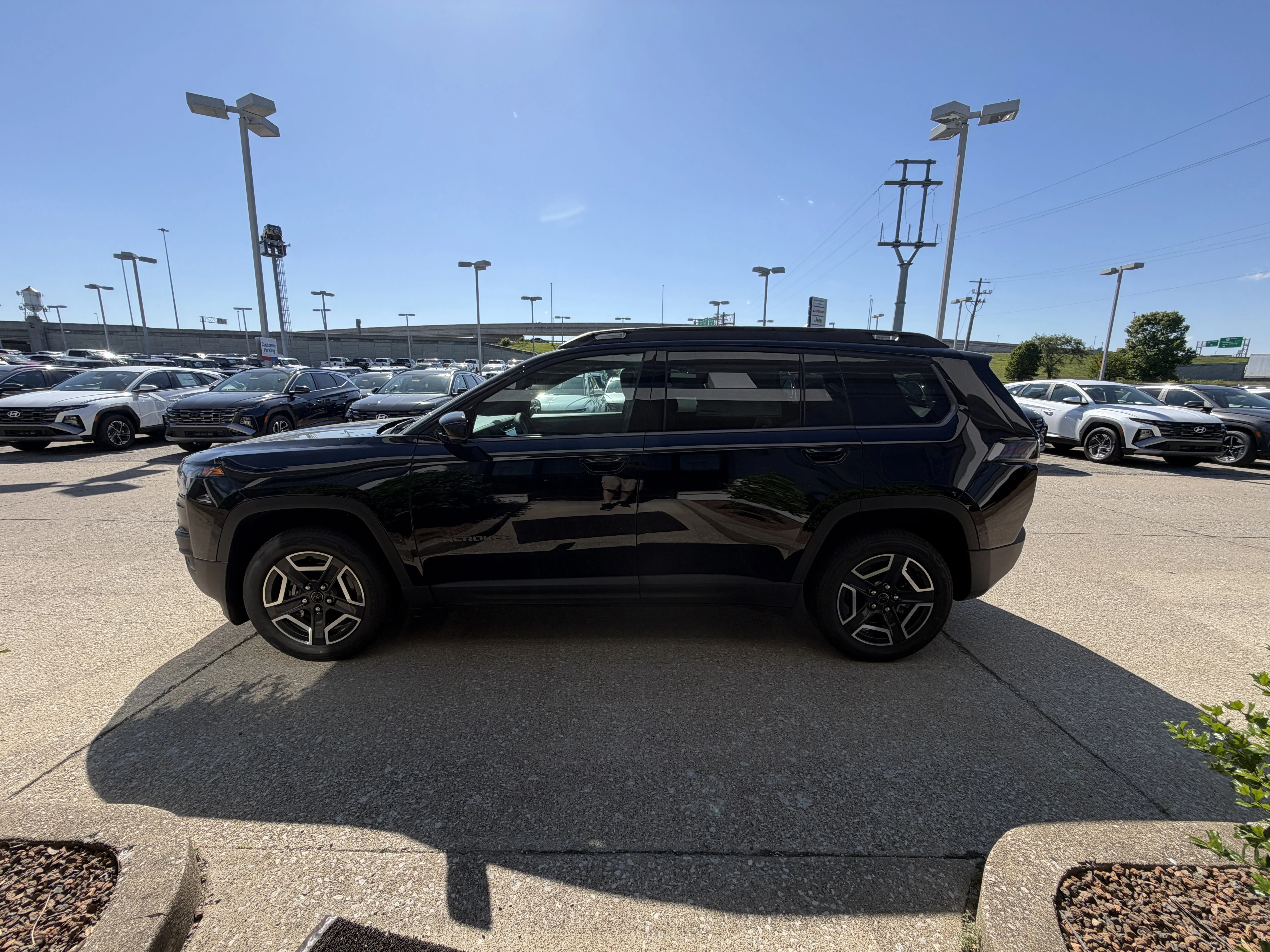 New 2026 Diamond Black Crystal Pearlcoat Jeep Laredo image 15
