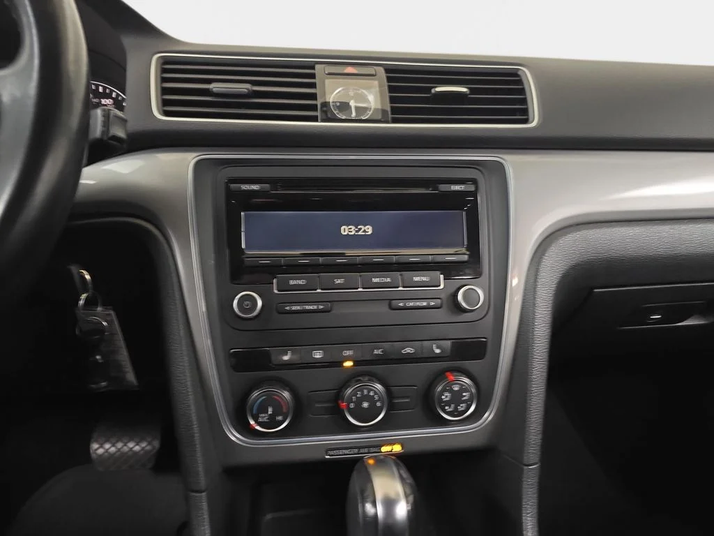 Used 2014 Platinum Gray Metallic Volkswagen 2.5L Wolfsburg Edition image 21