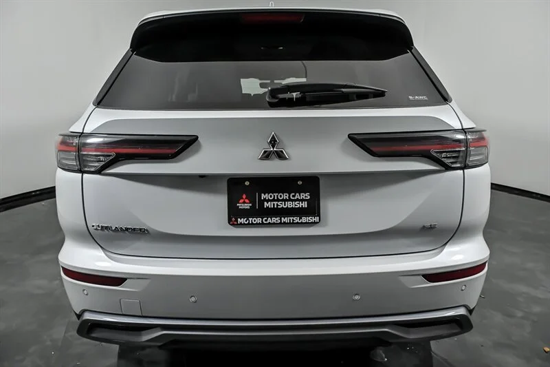 Used 2025 White Diamond Mitsubishi SE image 8