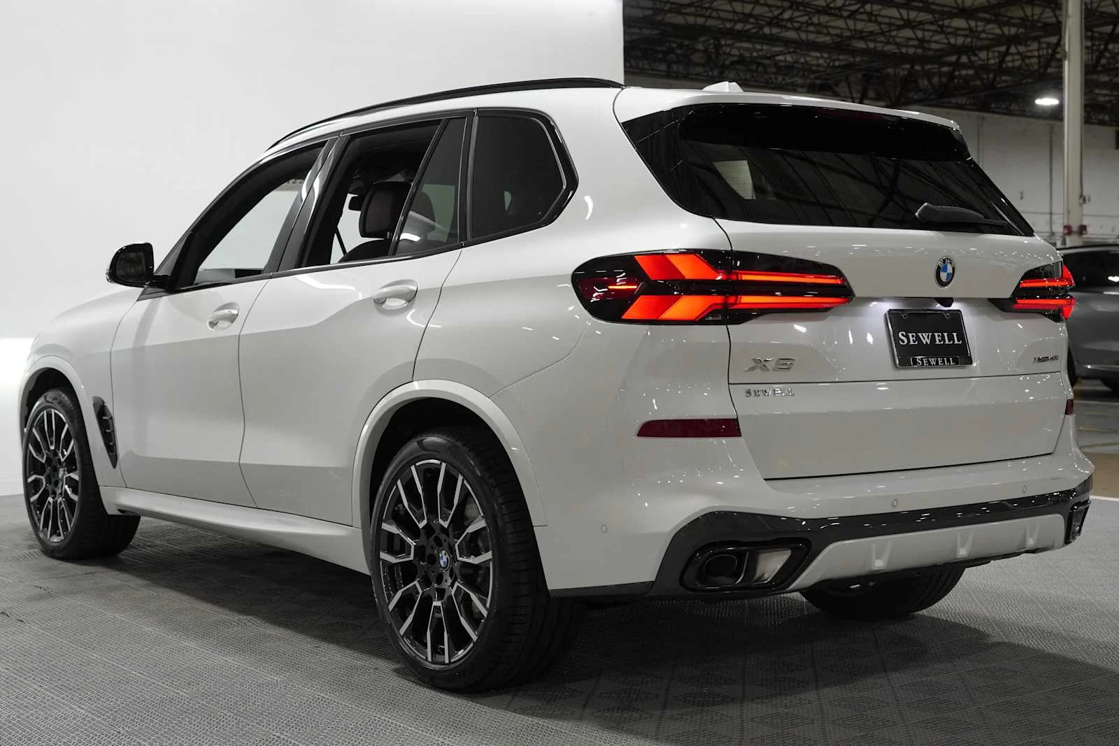 New 2026 Mineral White Metallic BMW xDrive40i image 2