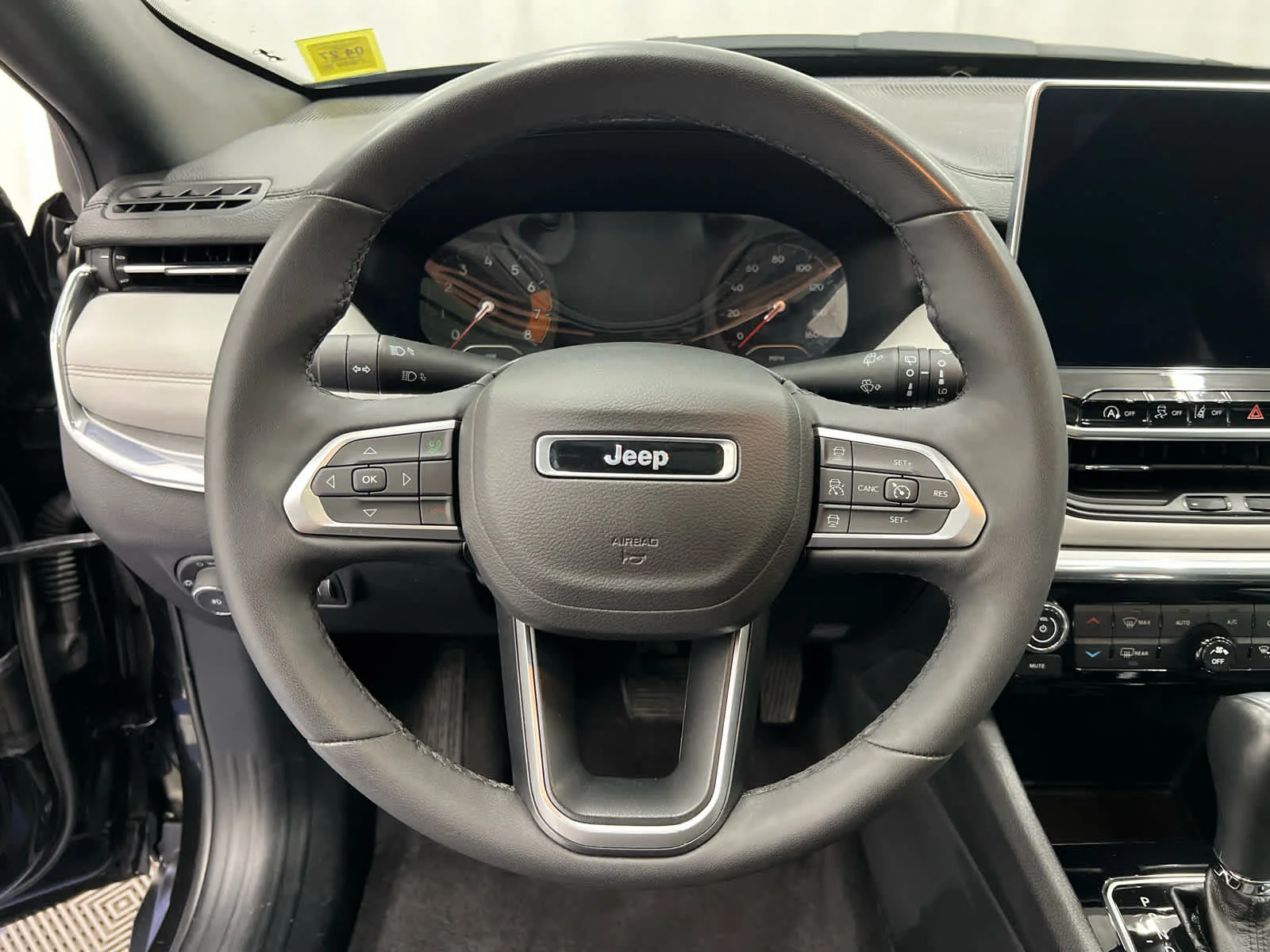 Used 2023 Diamond Black Crystal Pearlcoat Jeep Limited image 17