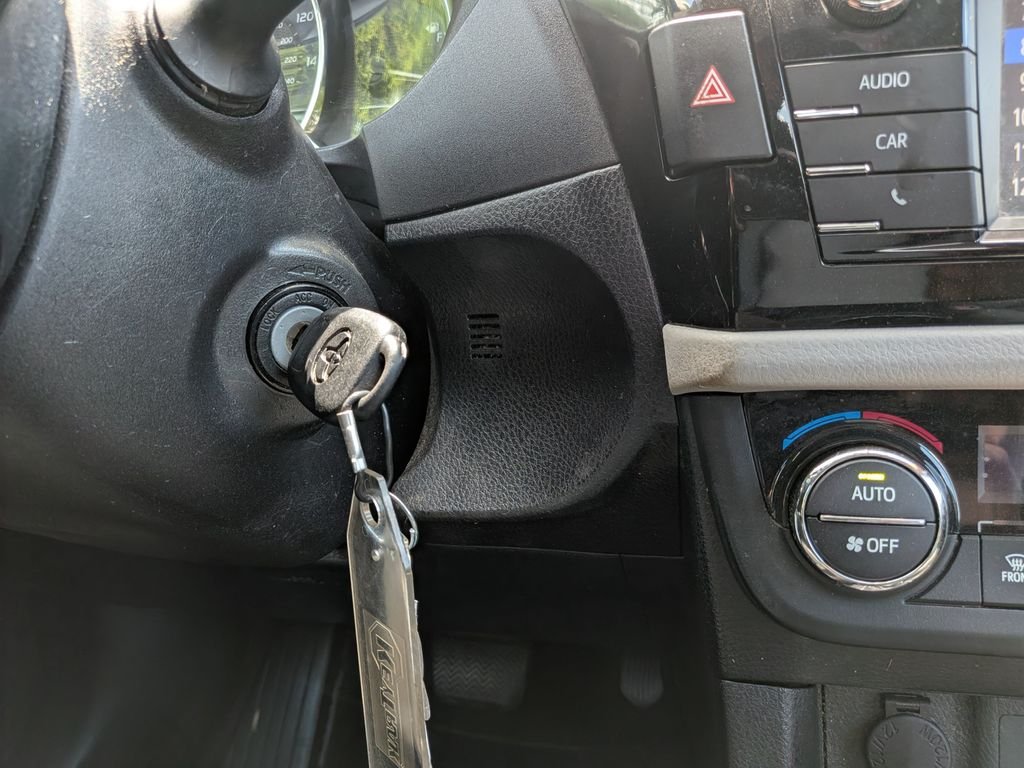 Used 2015 Gray Toyota LE image 18