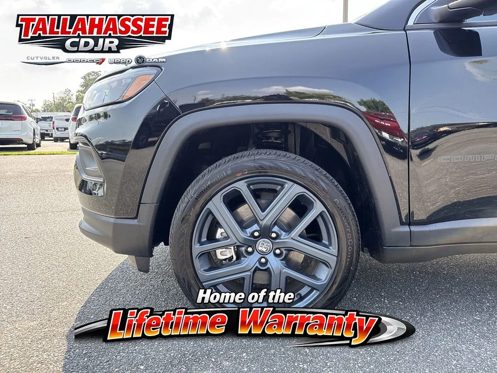 New 2026 Diamond Black Crystal Pearl-Coat Exterior Paint Jeep Latitude image 11