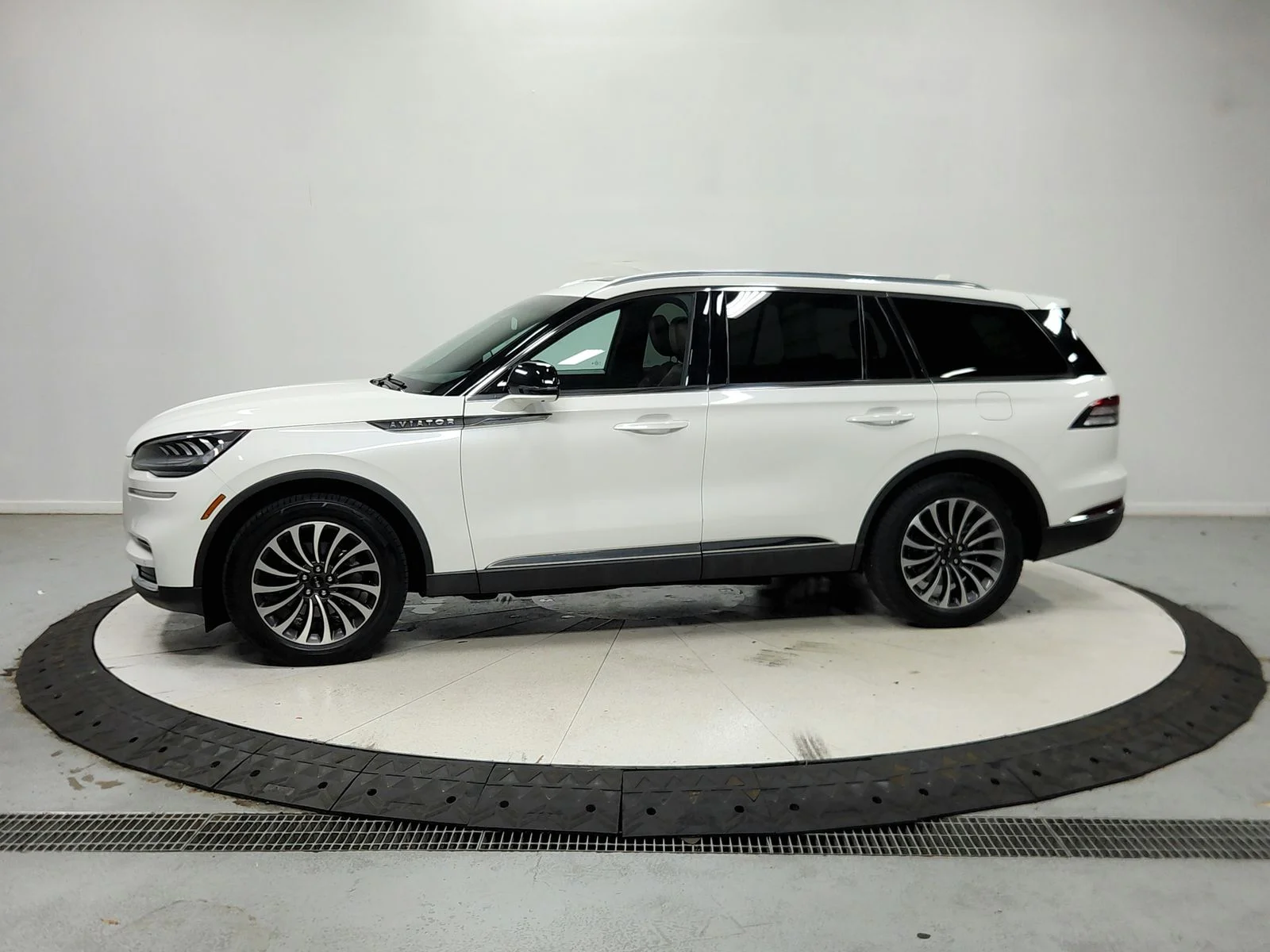 Used 2023 Pristine White Lincoln Reserve image 5