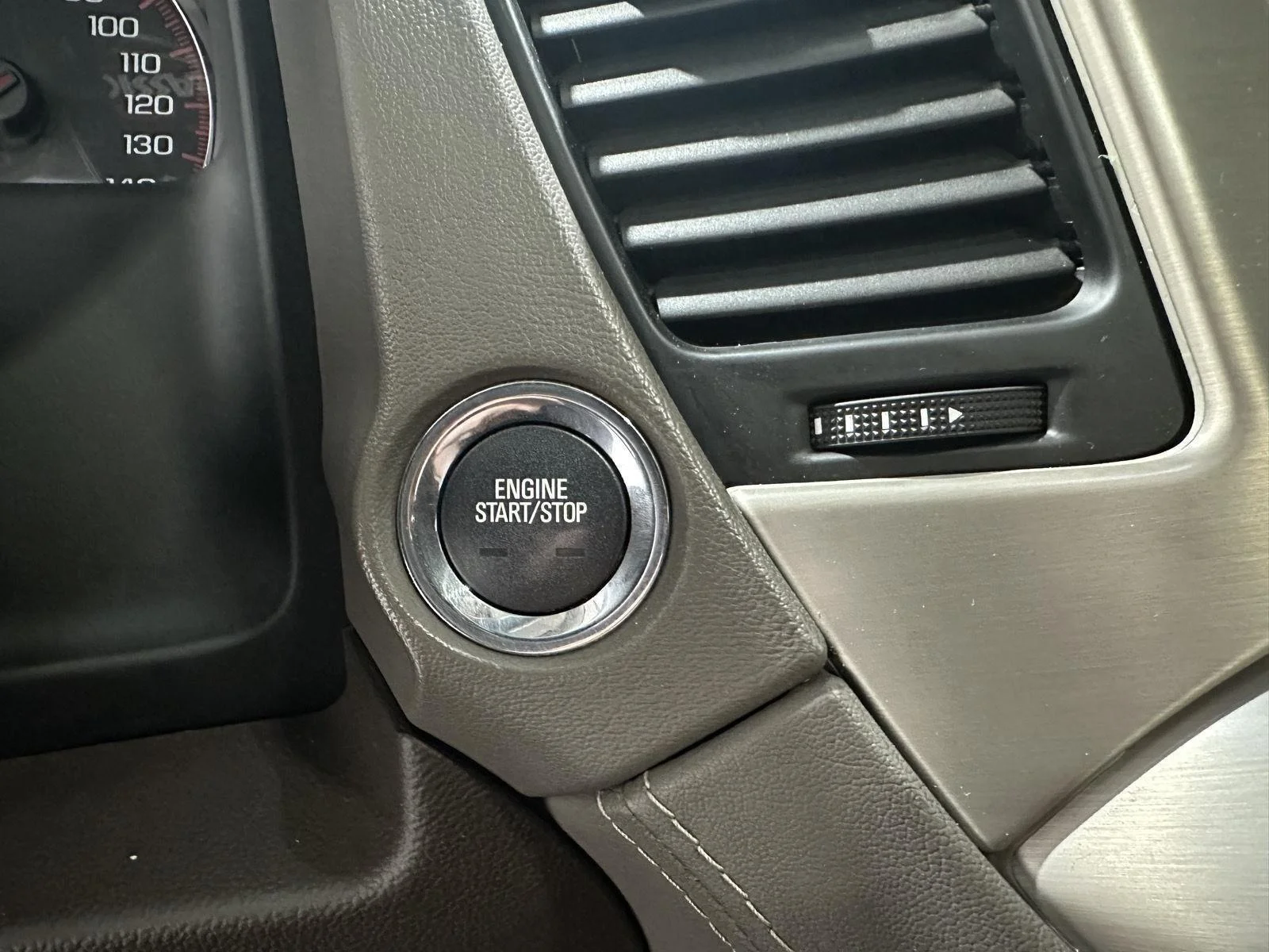 Used 2016 WHITE FROST TRICOAT GMC Denali image 16