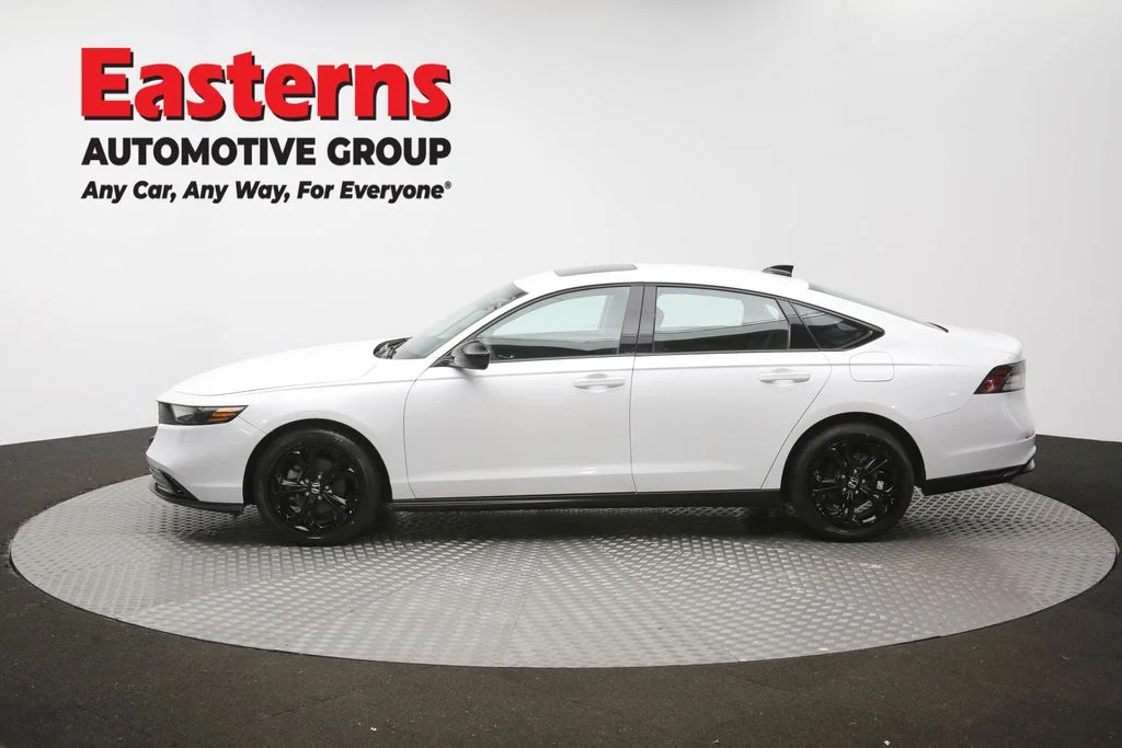 Used 2025 White Honda SE image 59