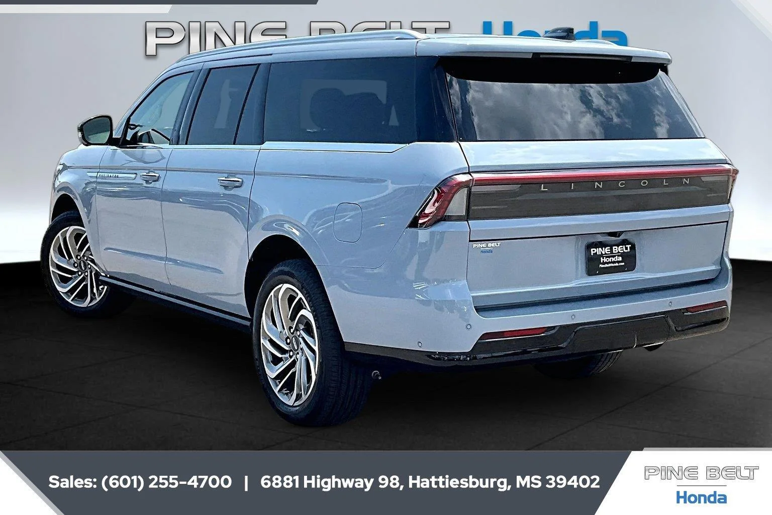 Used 2025 Gray Mist Metallic Tri-Coat Lincoln Reserve image 2