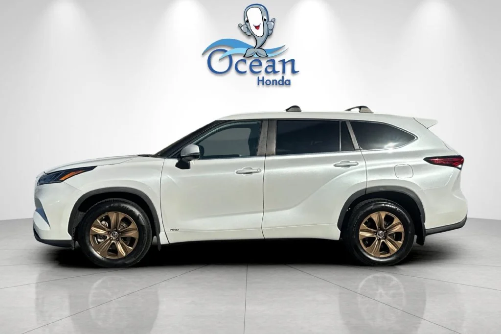 Used 2023 Wind Chill Pearl Toyota Bronze Edition image 7