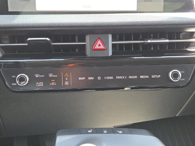 Used 2024 Glacier Kia  image 34