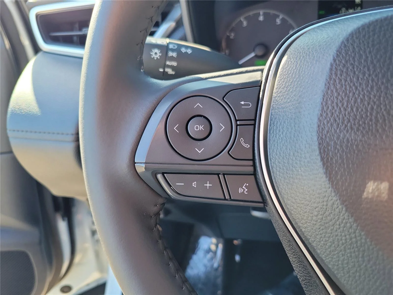 Used 2024 Wind Chill Pearl Toyota Hybrid SE image 23