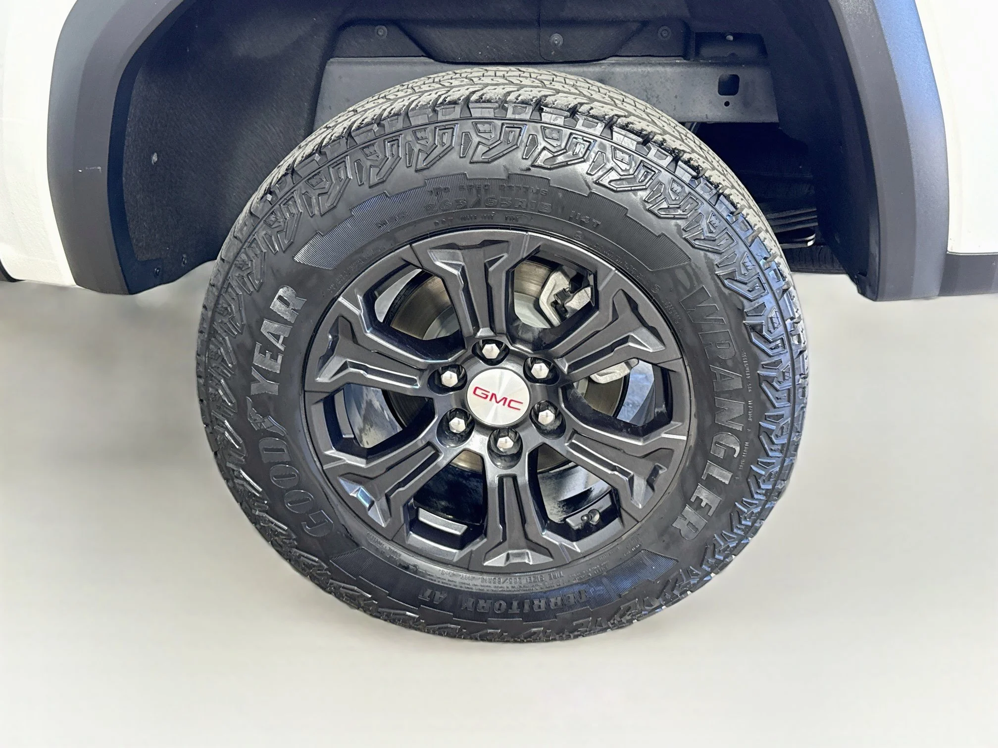 Used 2024 Summit White GMC Elevation image 33