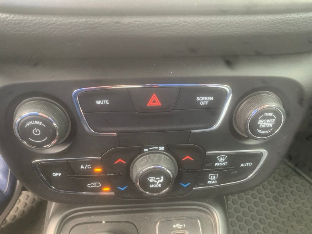 Used 2019 White Clearcoat Jeep Trailhawk image 22