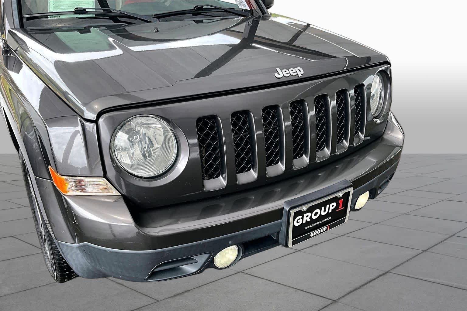 Used 2015 Granite Crystal Metallic Clearcoat Jeep High Altitude Edition image 29