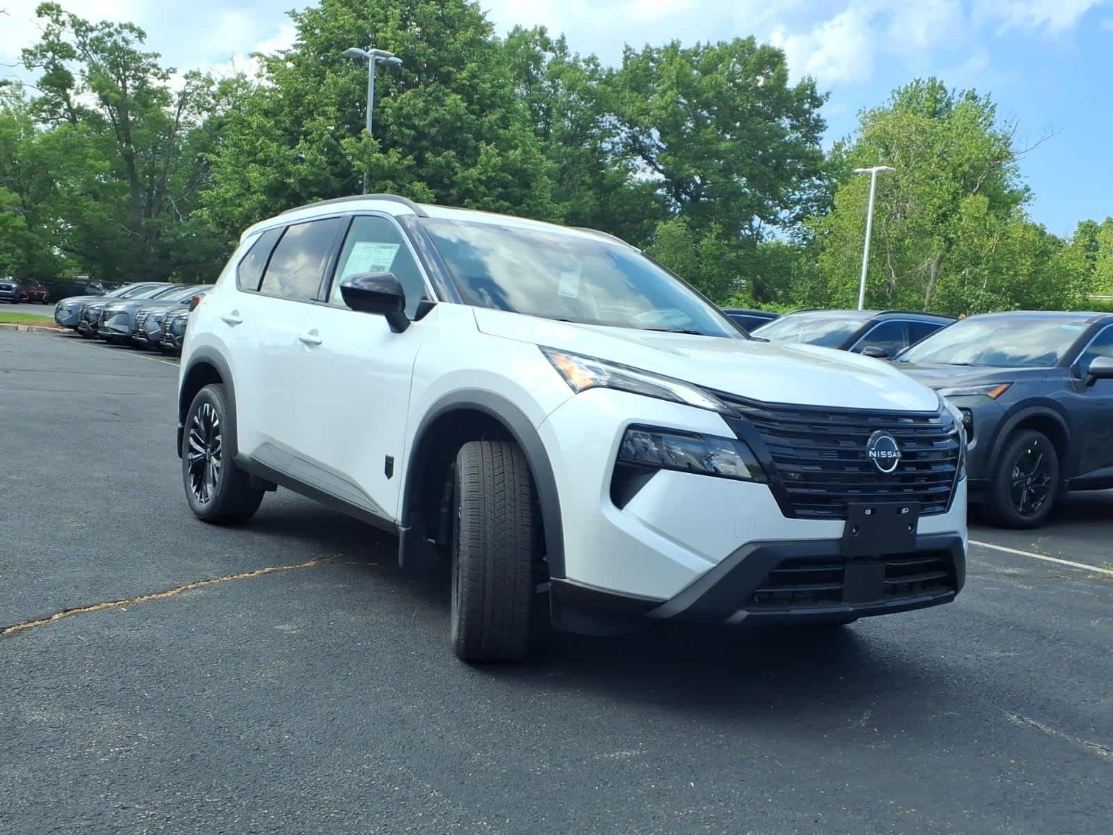 New 2026 Everest White Pearl Tricoat Nissan Dark Armor image 2