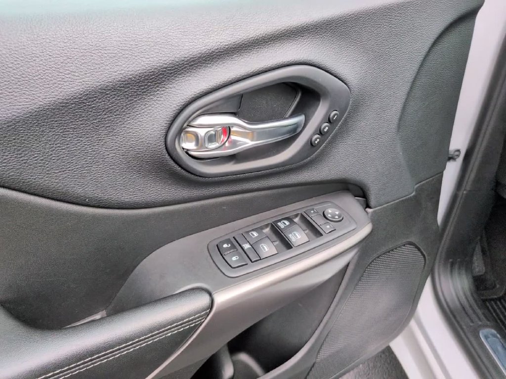 Certified Used 2019 White Jeep Overland image 15