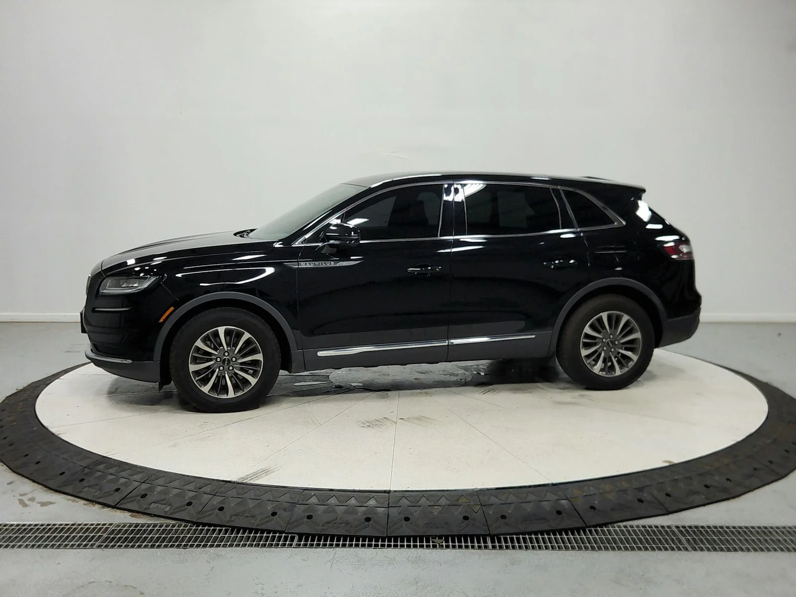 Used 2023 Black Lincoln Reserve image 5