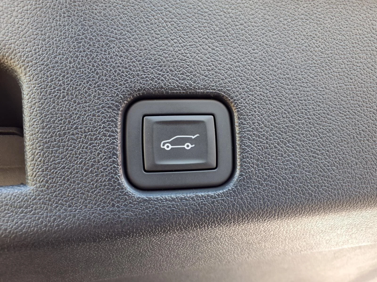 Used 2024 White Frost Tricoat GMC FWD Denali image 23
