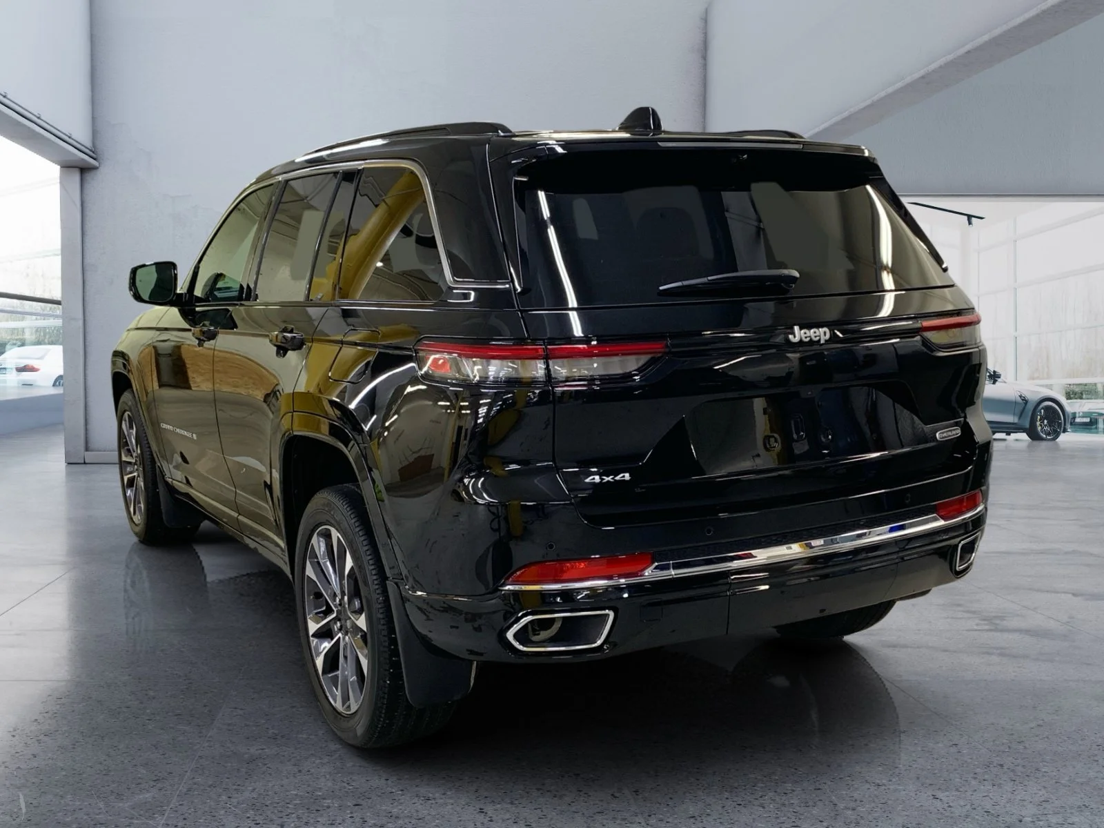 Used 2025 Diamond Black Crystal Pearl Jeep Overland image 3