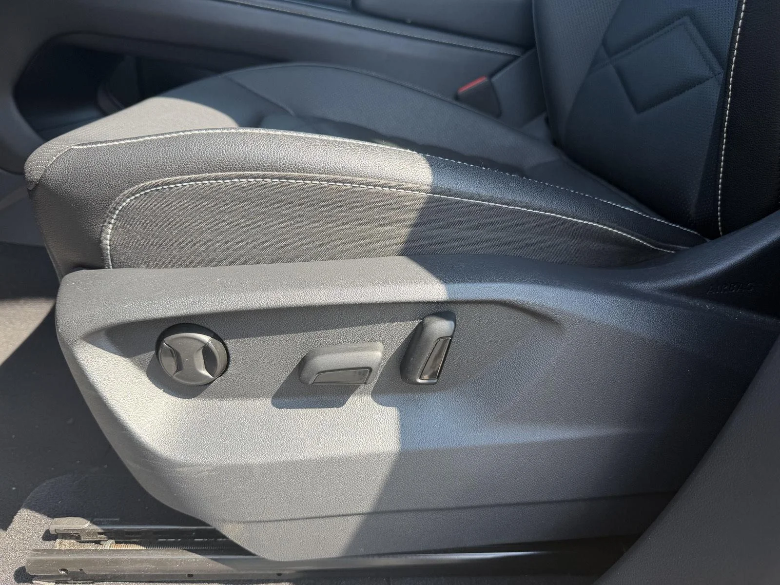 Used 2025  Volkswagen 2.0T SE w/Technology image 11