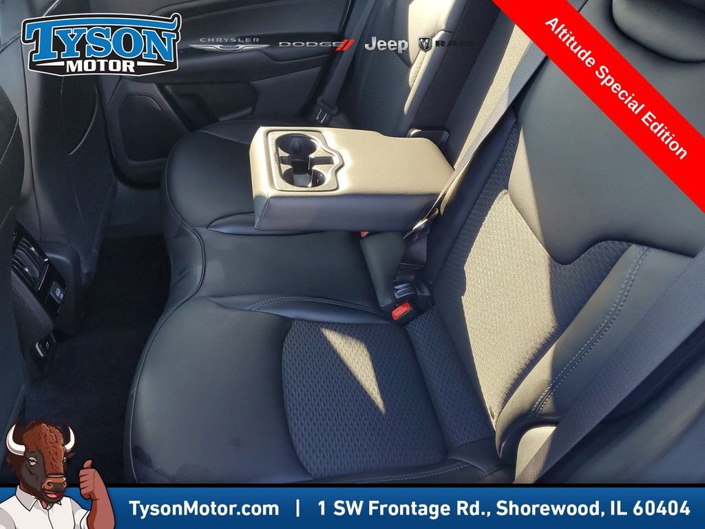 New 2026 Bright White Clearcoat Jeep Latitude image 10