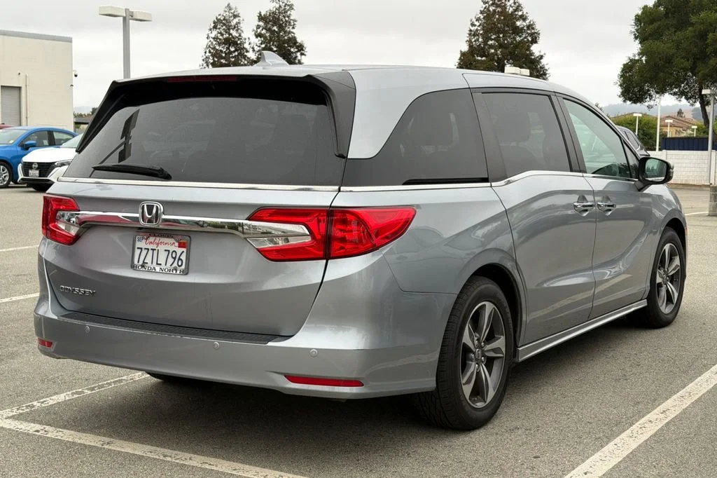 Used 2018 White Diamond Pearl Honda Touring image 5
