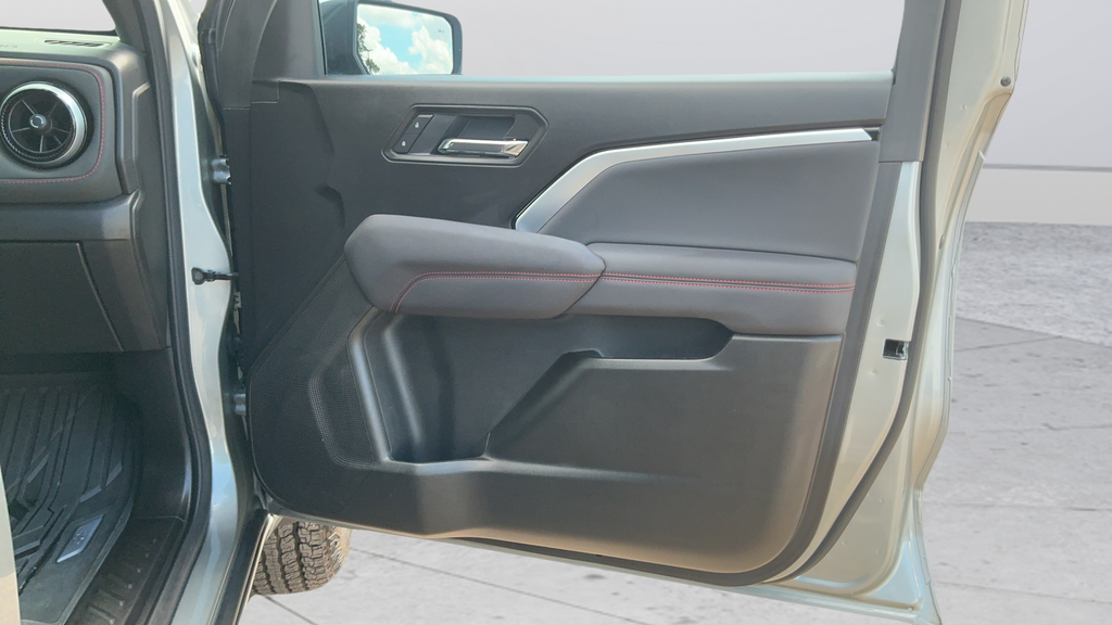 Used 2025 Gray Chevrolet Z71 image 23