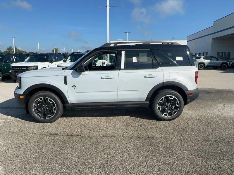 New 2026 Space White Metallic Ford Outer Banks 4x4 image 2