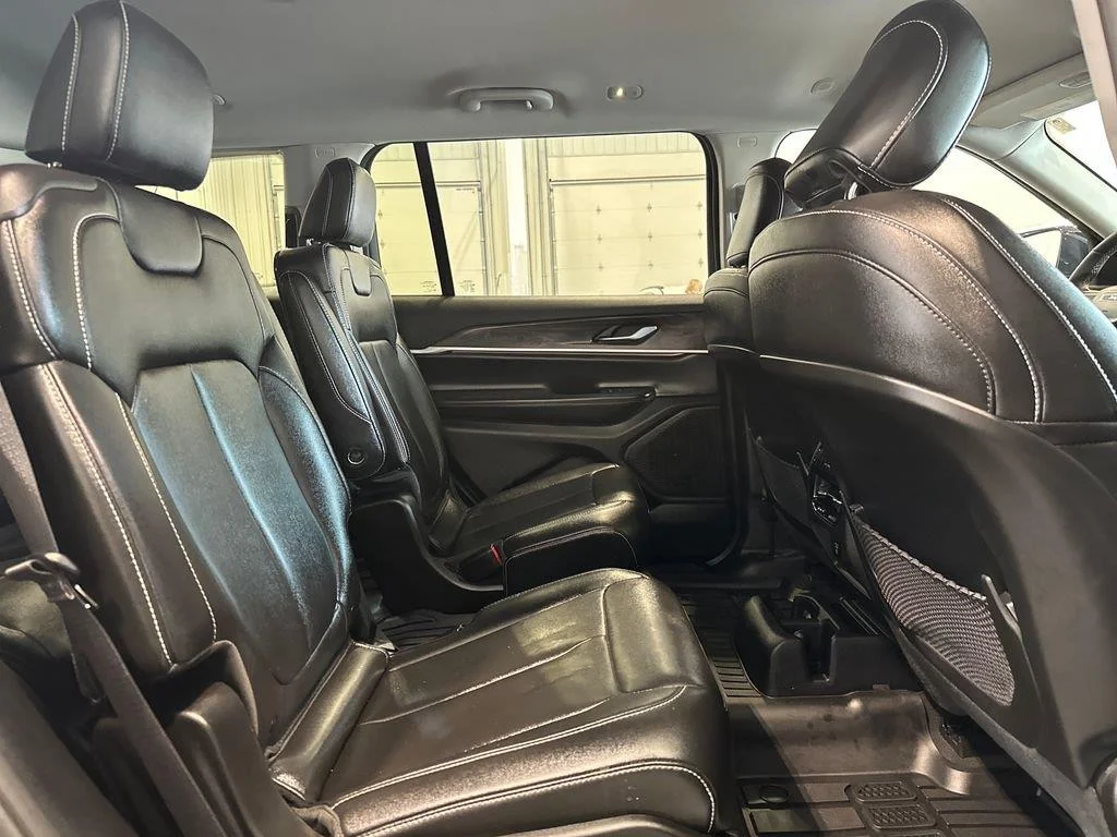 Used 2023 Diamond Black Crystal Pearlcoat Jeep Limited image 34