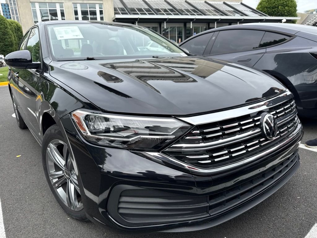Used 2024 Deep Black Pearl Volkswagen 1.5T SE image 2