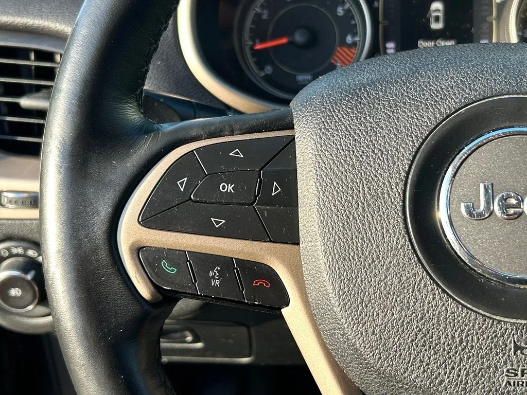 Used 2015 Brilliant Black Crystal Pearlcoat Jeep Latitude image 35