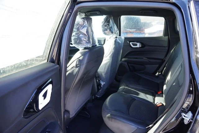 New 2026 Diamond Black Crystal Pearlcoat Jeep Latitude image 11