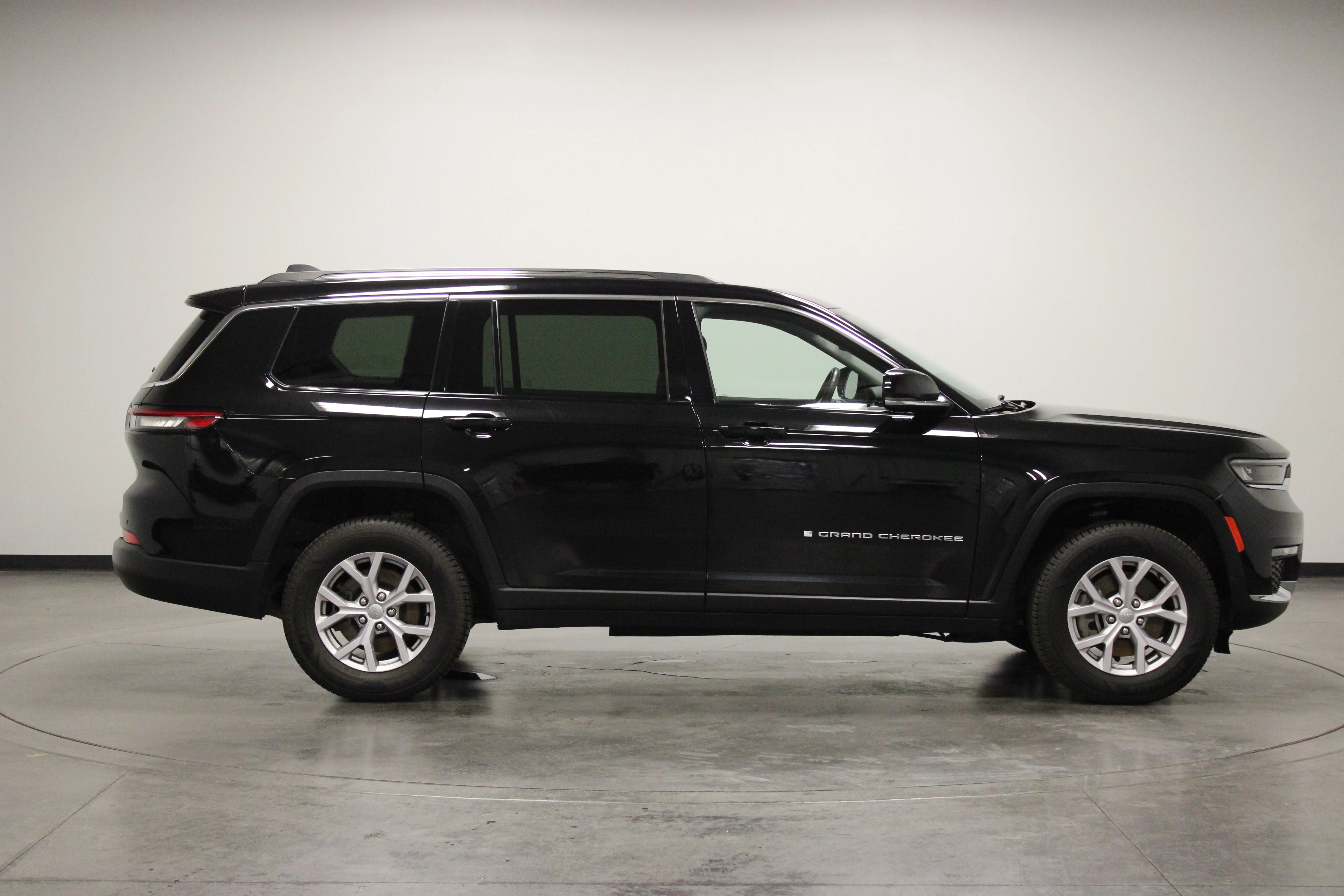 Used 2022 Diamond Black Crystal Pearlcoat Jeep Limited image 9